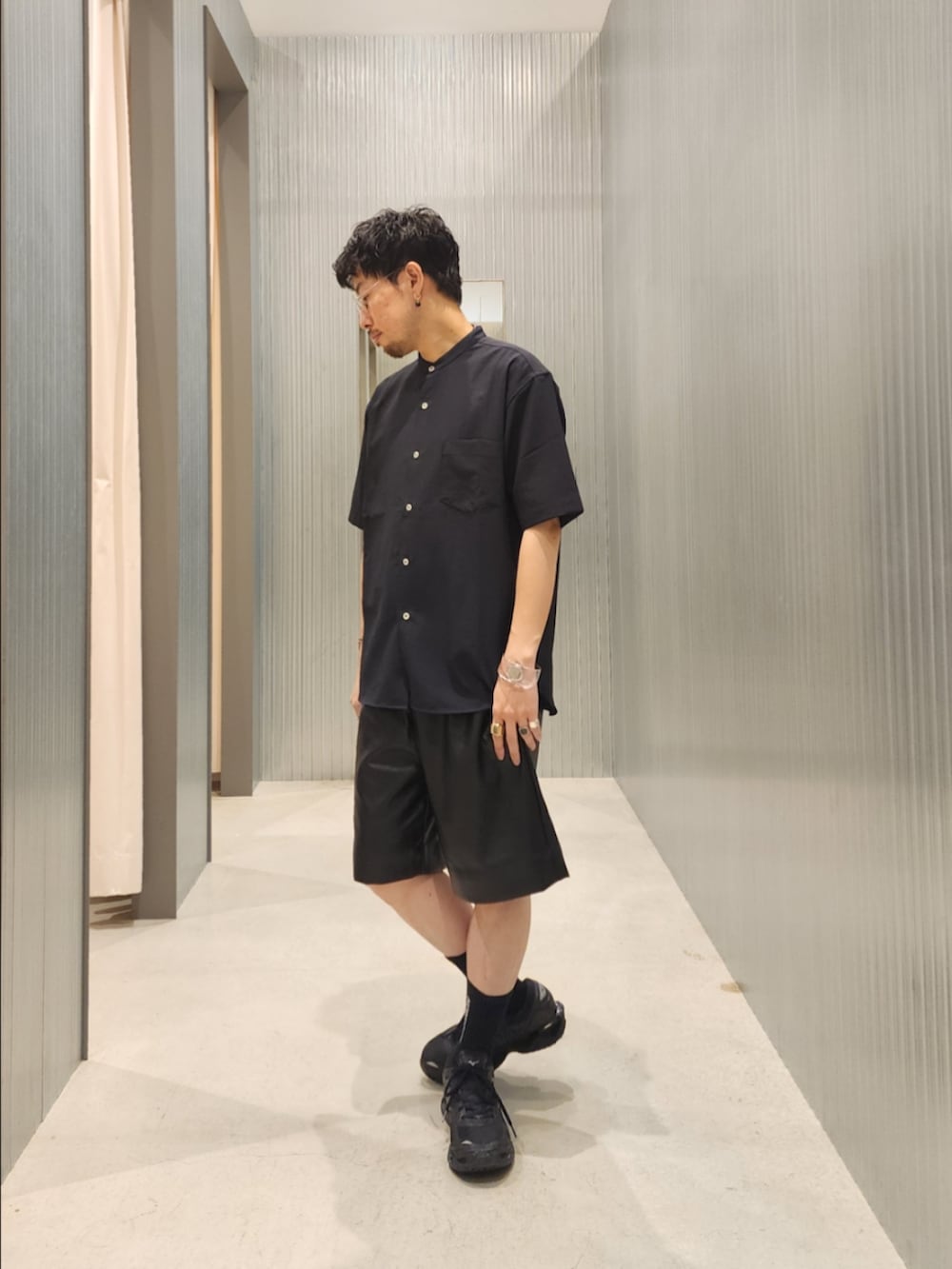 ブルー系のシャツ/ブラウス、ブラック系のその他パンツ、ゴールド系のアナログ腕時計を着用したメンズの夏コーディネートの2枚目の写真
