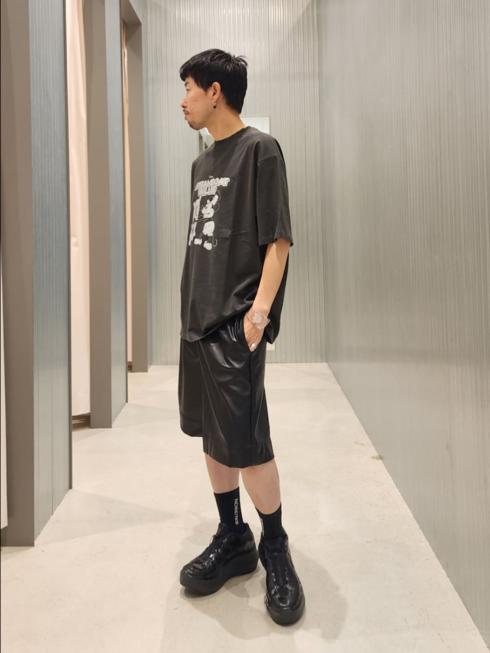 ブラック系のその他パンツ、グレー系のTシャツ/カットソーを着用したメンズの夏コーディネートの3枚目の写真