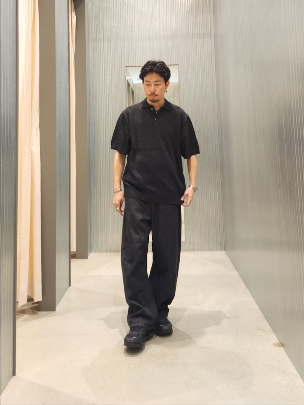 ブラック系のデニムパンツ、ゴールド系のアナログ腕時計、シルバー系のアナログ腕時計を着用したメンズの夏コーディネートの3枚目の写真