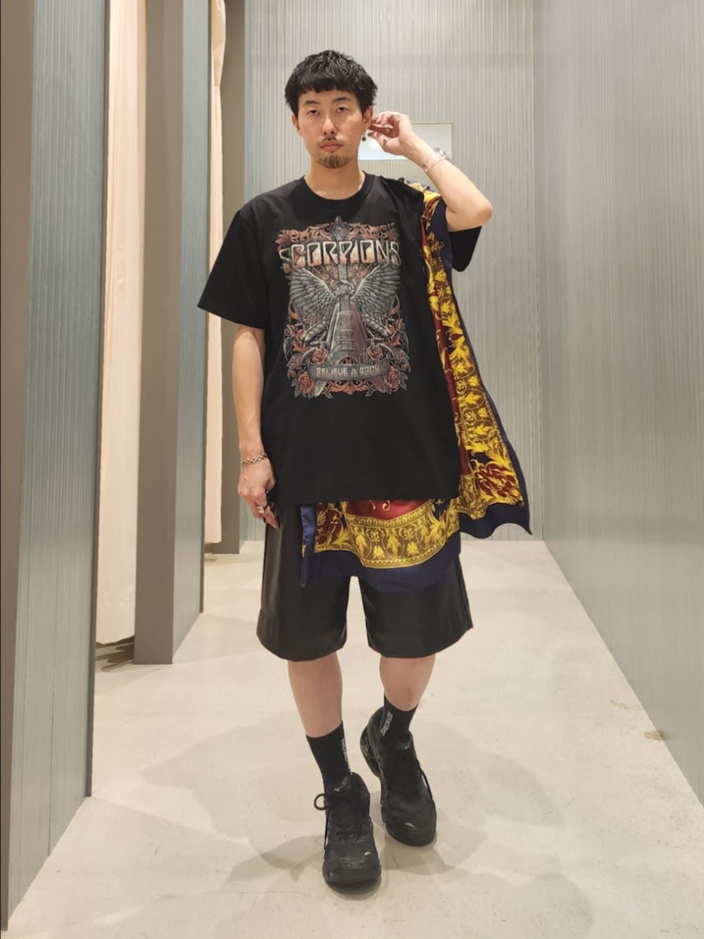 ブラック系のその他パンツ、ゴールド系のアナログ腕時計を着用したメンズの夏コーディネートの3枚目の写真