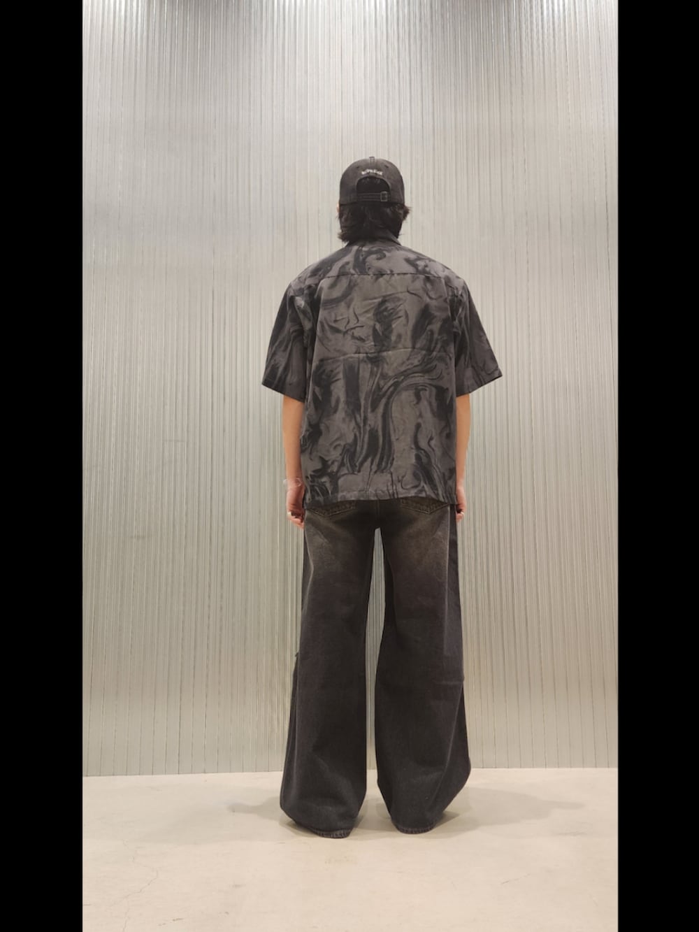 ブラック系のシャツ/ブラウス、その他のTシャツ/カットソー、ブラック系のデニムパンツを着用したメンズの春コーディネートの4枚目の写真