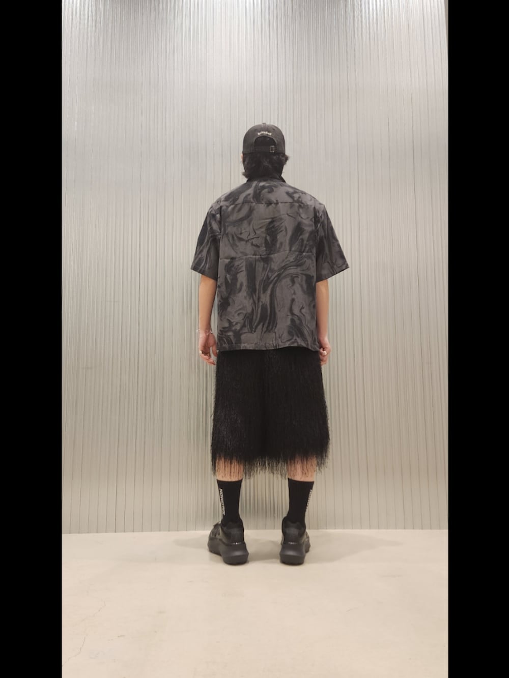 ブラック系のシャツ/ブラウス、その他のTシャツ/カットソー、ブラック系のその他パンツを着用したメンズの夏コーディネートの2枚目の写真