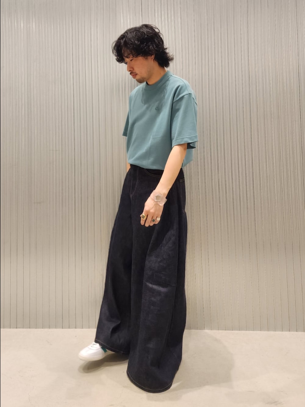 グリーン系のTシャツ/カットソー、ホワイト系のスニーカーを着用したメンズの夏コーディネートの2枚目の写真