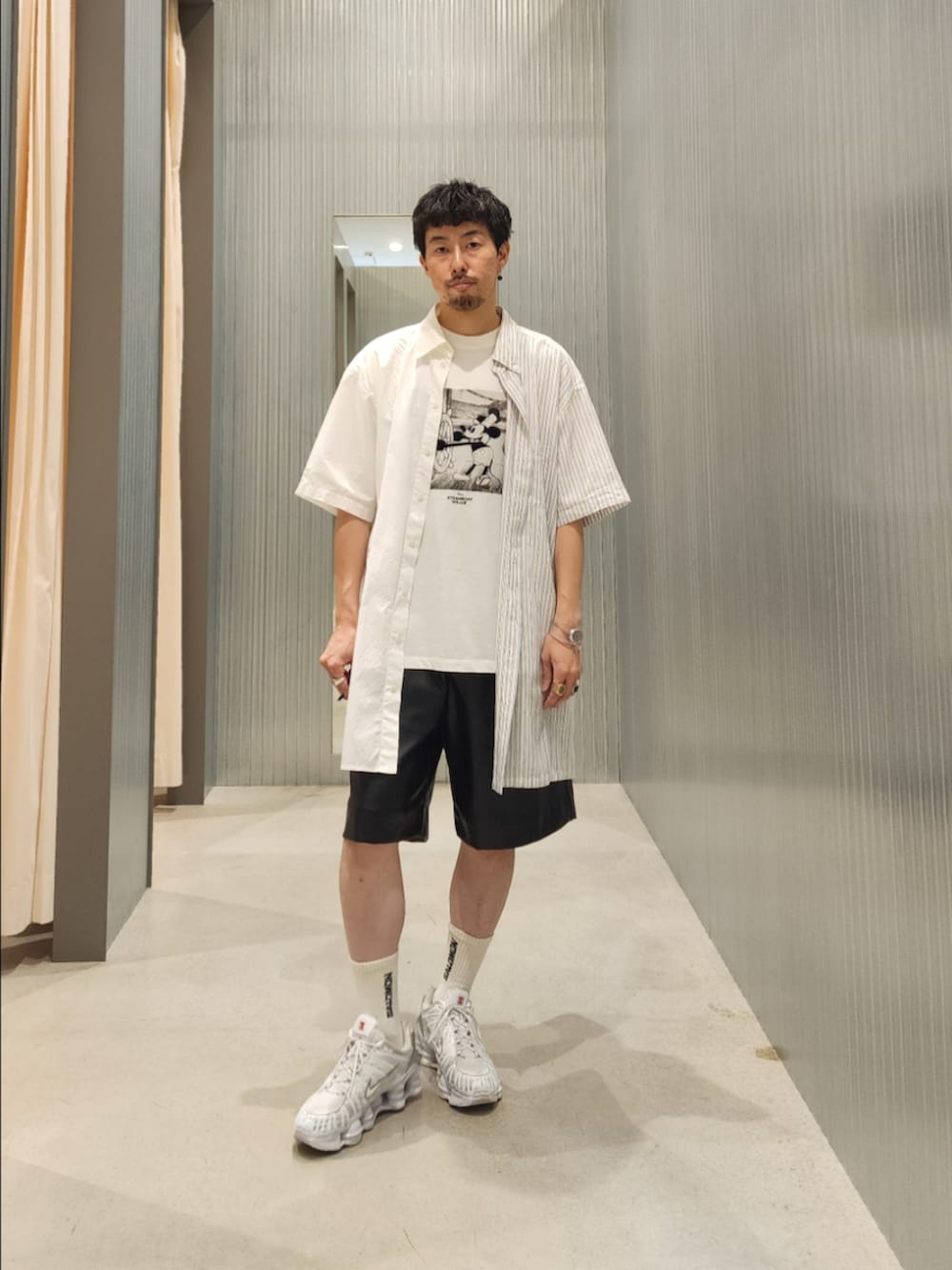 ブラック系のその他パンツ、ホワイト系のTシャツ/カットソー、ゴールド系のアナログ腕時計を着用したメンズの夏コーディネートの2枚目の写真