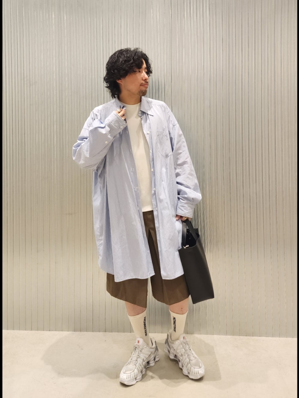 ブラウン系のその他パンツ、ブラック系のハンドバッグを着用したメンズの夏コーディネートの2枚目の写真