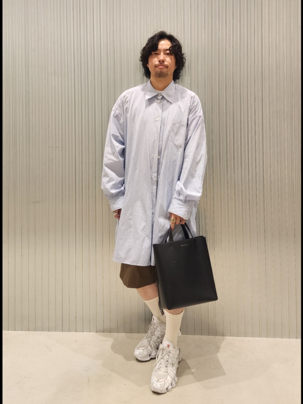 ブラウン系のその他パンツ、ブラック系のハンドバッグを着用したメンズの夏コーディネートの3枚目の写真