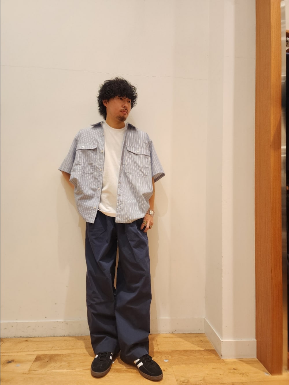 ブルー系のその他パンツを着用したメンズの春コーディネートの2枚目の写真