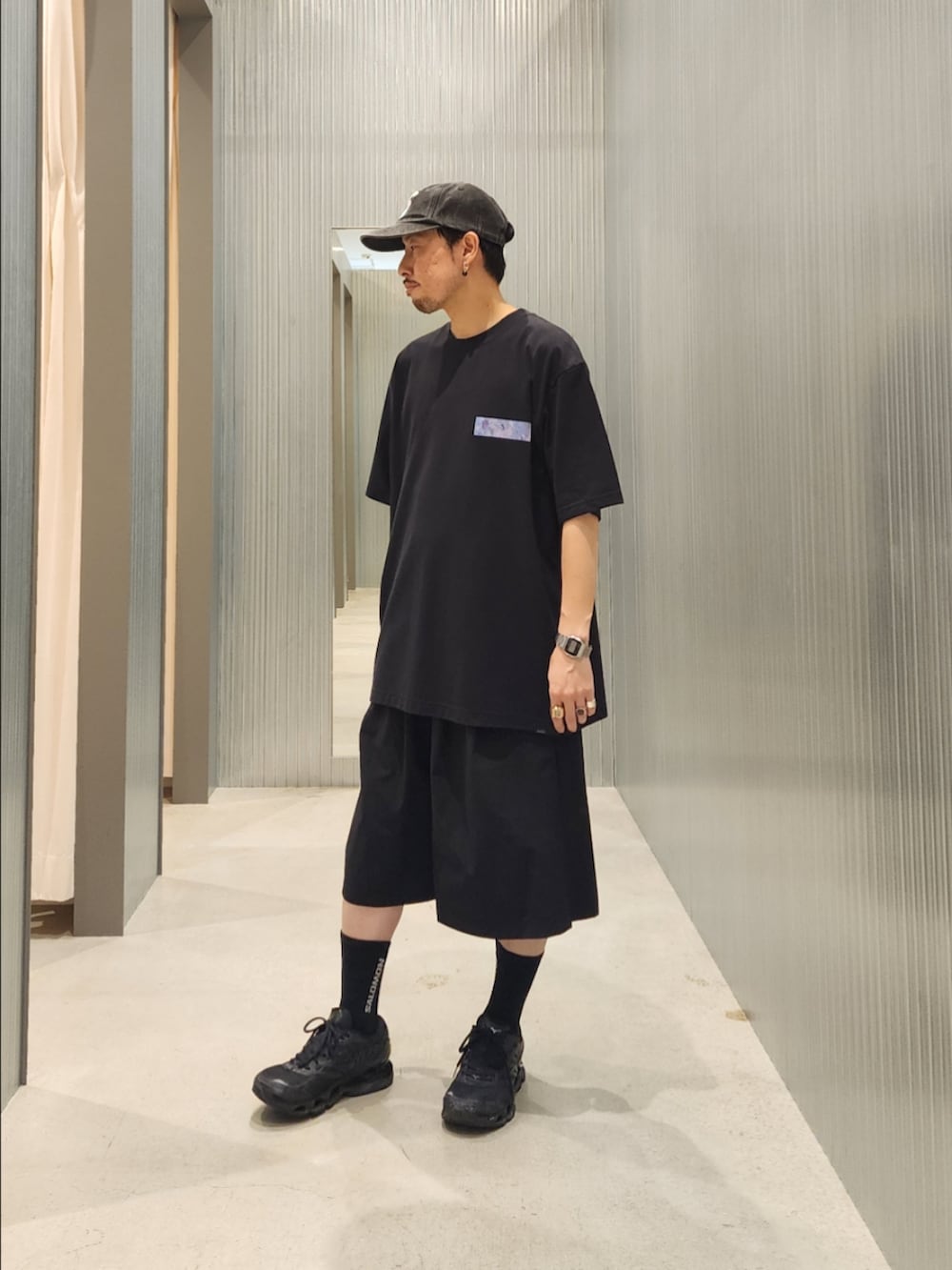 ブラック系のその他パンツ、ブラック系のTシャツ/カットソー、シルバー系のアナログ腕時計を着用したメンズの夏コーディネートの2枚目の写真