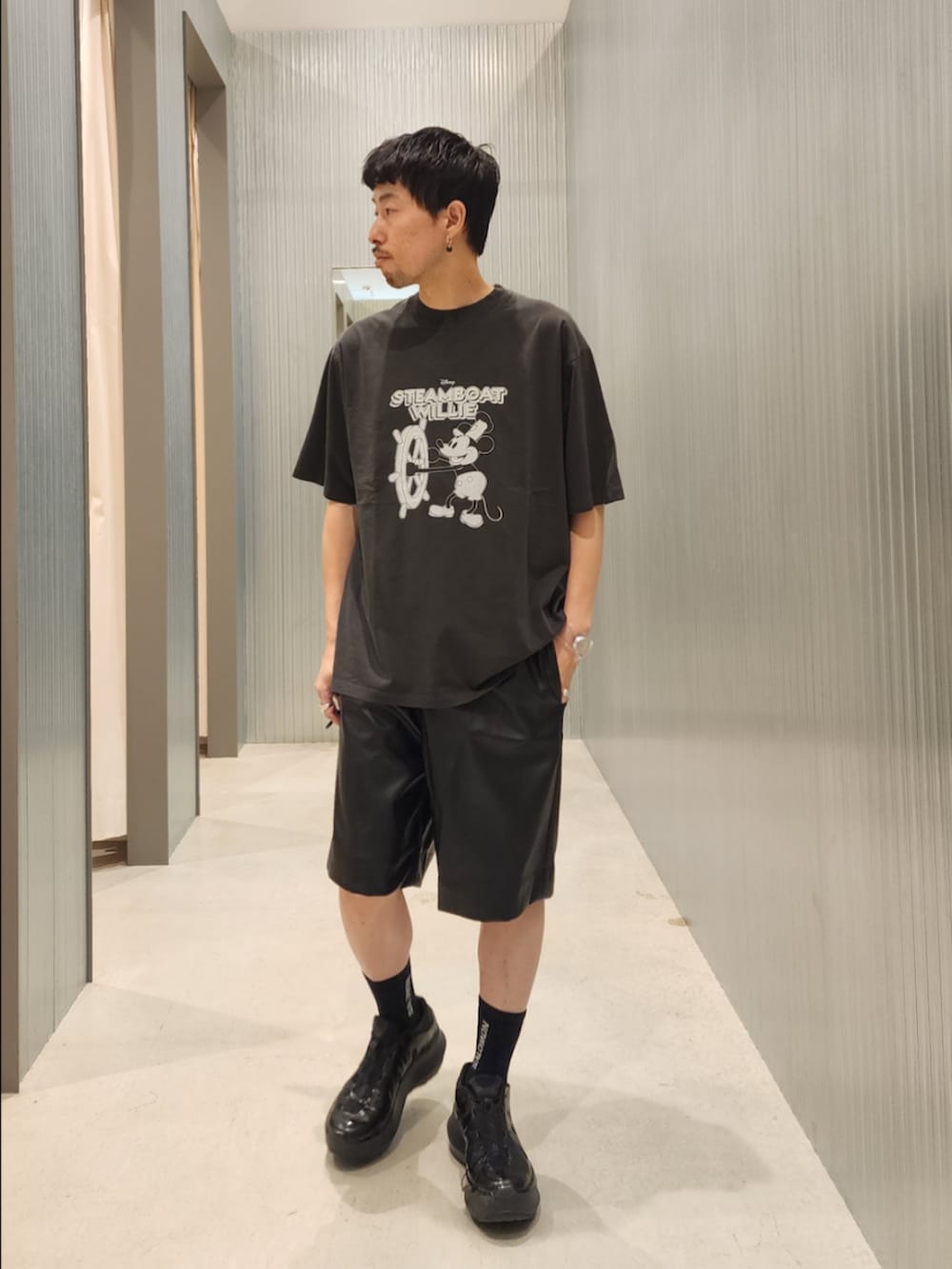ブラック系のその他パンツ、グレー系のTシャツ/カットソーを着用したメンズの夏コーディネートの2枚目の写真