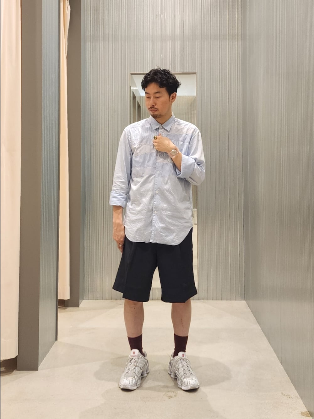 ブルー系のその他パンツ、ゴールド系のアナログ腕時計を着用したメンズの夏コーディネートの2枚目の写真