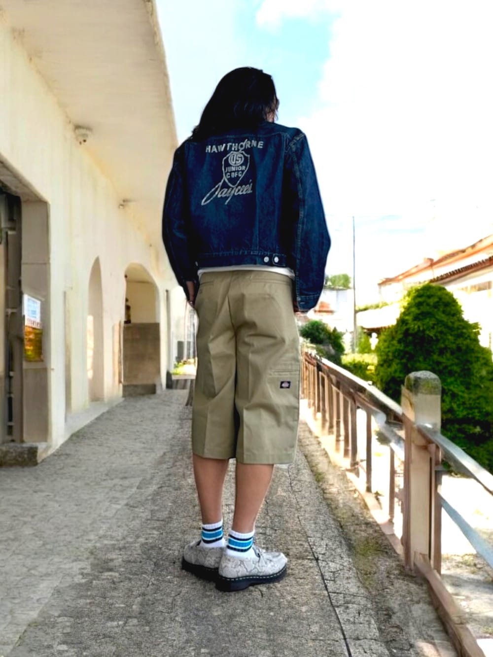 ホワイト系のTシャツ/カットソー、ブルー系のデニムジャケット、ベージュ系のチノパンツを着用したメンズの春コーディネートの2枚目の写真