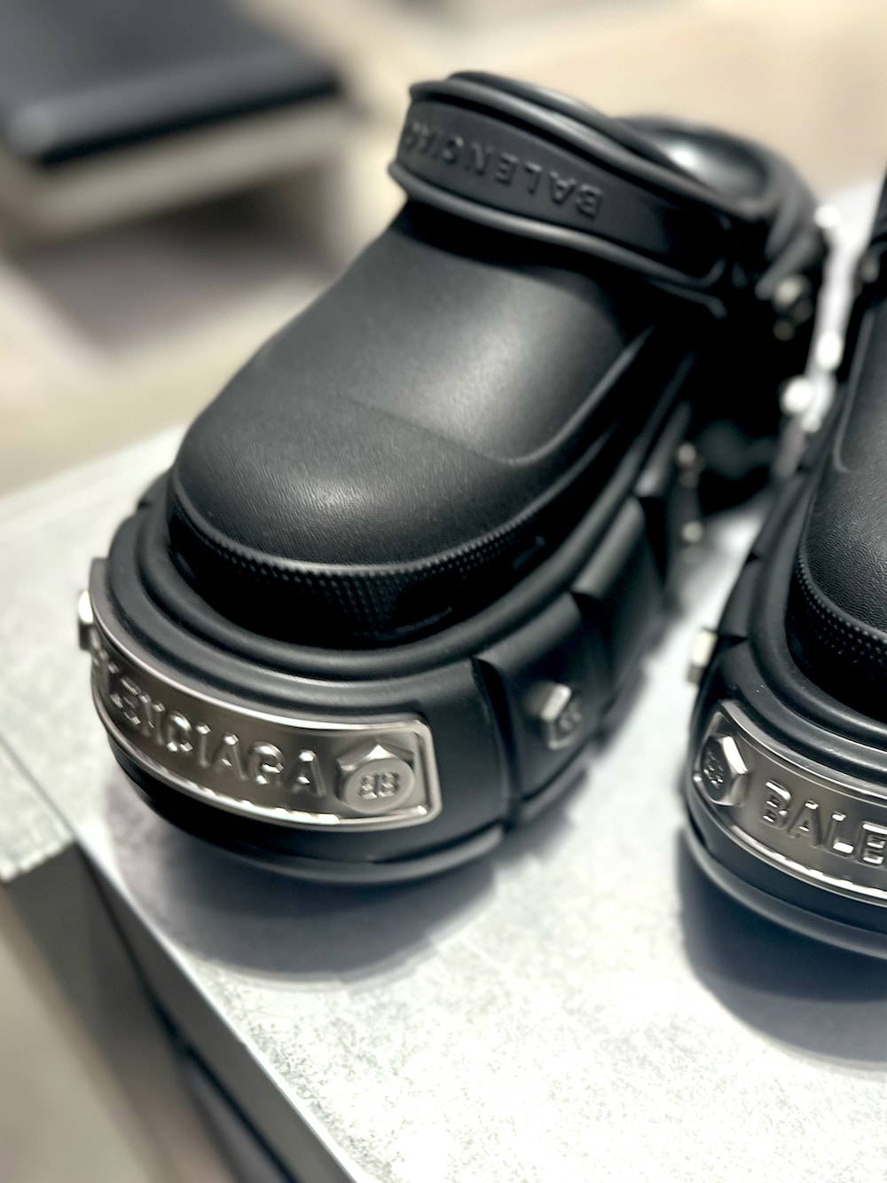 ブラック系のシャツ/ブラウス、ホワイト系のTシャツ/カットソー、イエロー系のその他パンツを着用したメンズの春コーディネートの2枚目の写真