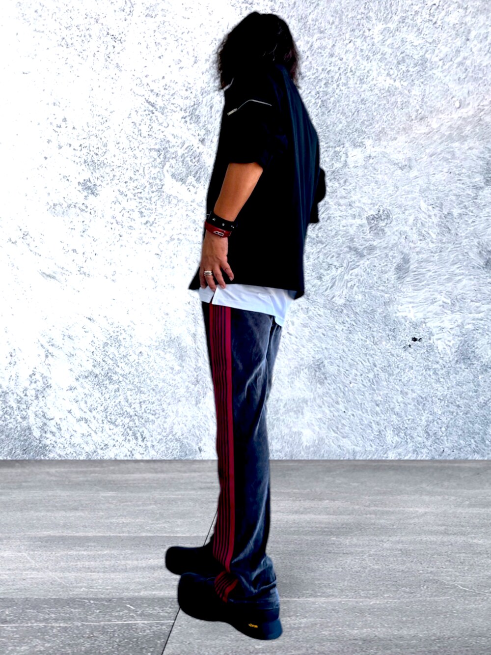 ブラック系のシャツ/ブラウス、ブラック系のその他パンツ、ブラック系のブーツを着用したメンズの秋コーディネートの2枚目の写真