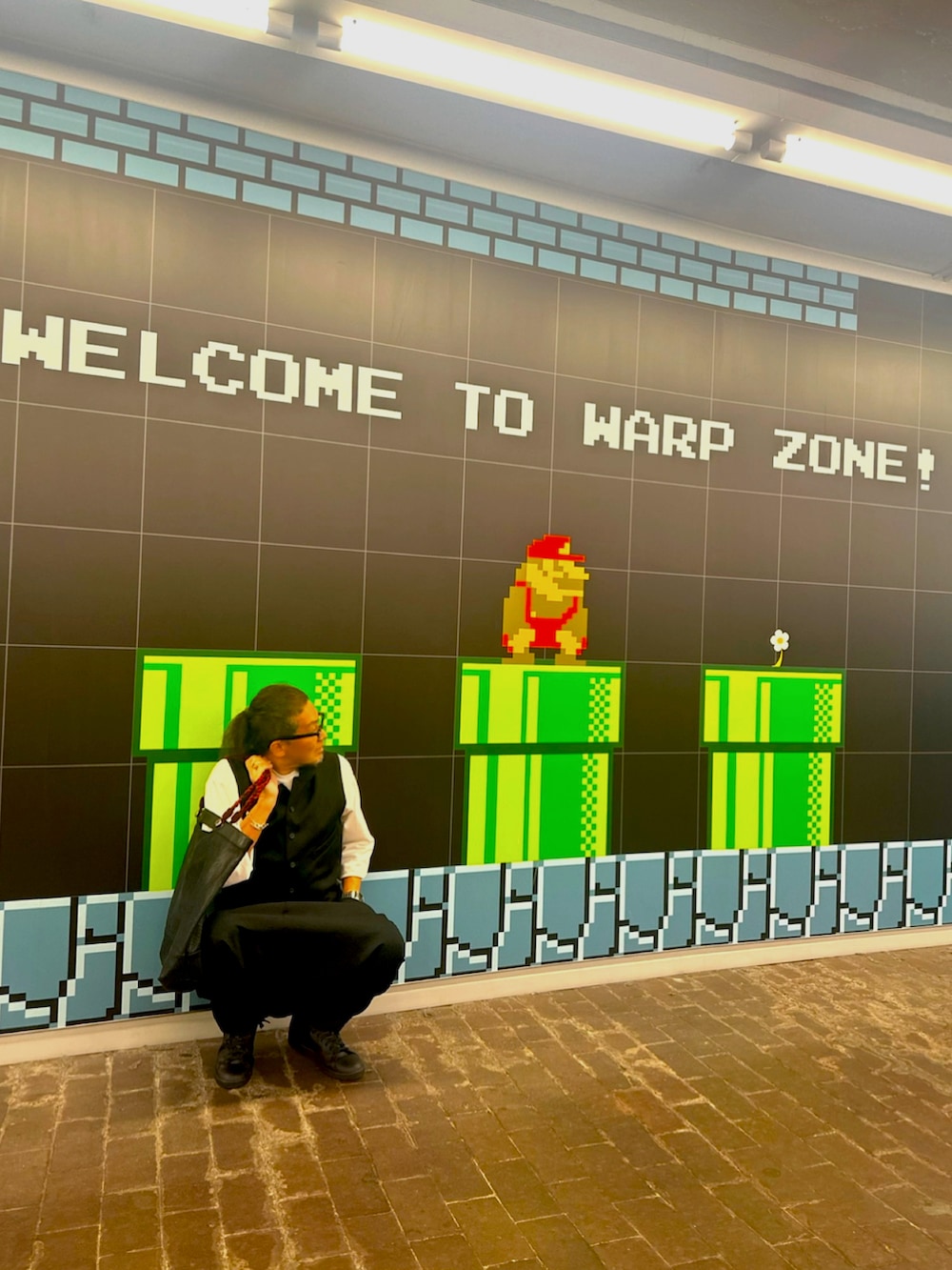 ホワイト系のTシャツ/カットソー、ブラック系のベスト、ブラック系のその他パンツを着用したメンズの秋コーディネートの2枚目の写真