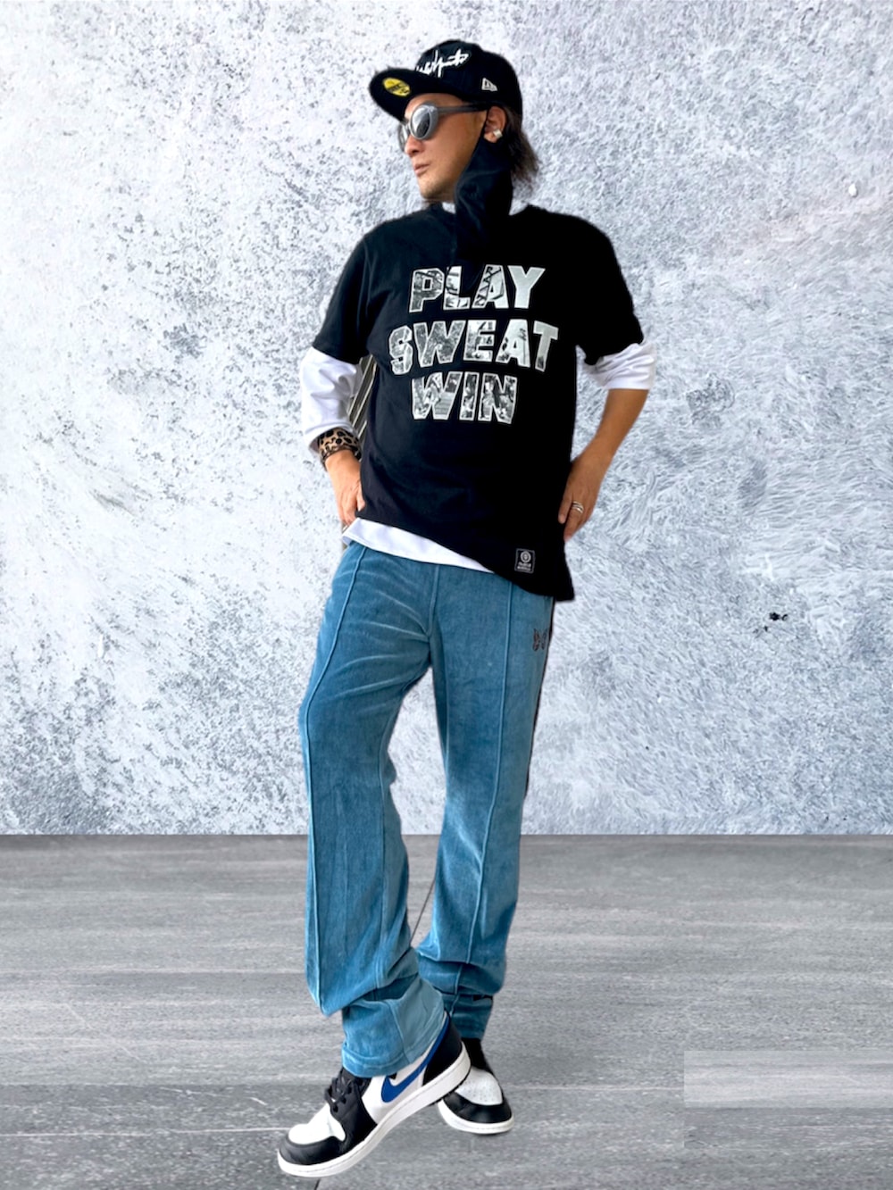 ブラック系のTシャツ/カットソー、ブルー系のその他パンツ、ブルー系のスニーカーを着用したメンズの秋コーディネートの2枚目の写真