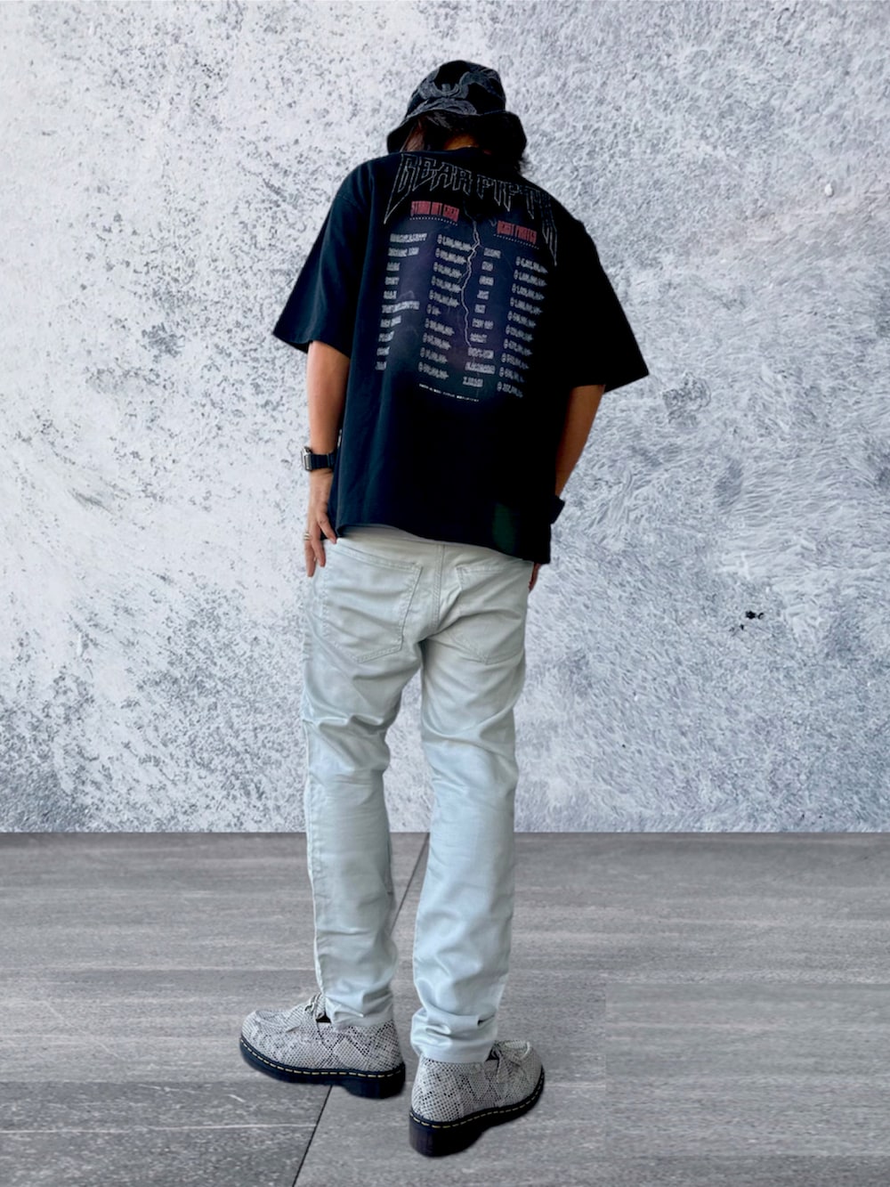 その他のローファー、ホワイト系のデニムパンツ、ブラック系のTシャツ/カットソーを着用したメンズの秋コーディネートの2枚目の写真