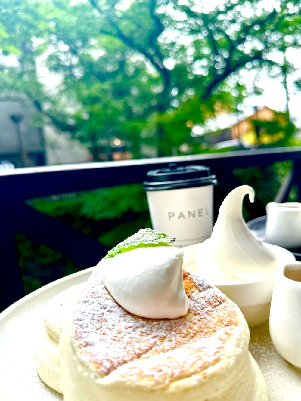 ブルー系のカバーオール、ブラック系のその他パンツ、ブラック系のTシャツ/カットソーを着用したメンズの春コーディネートの2枚目の写真