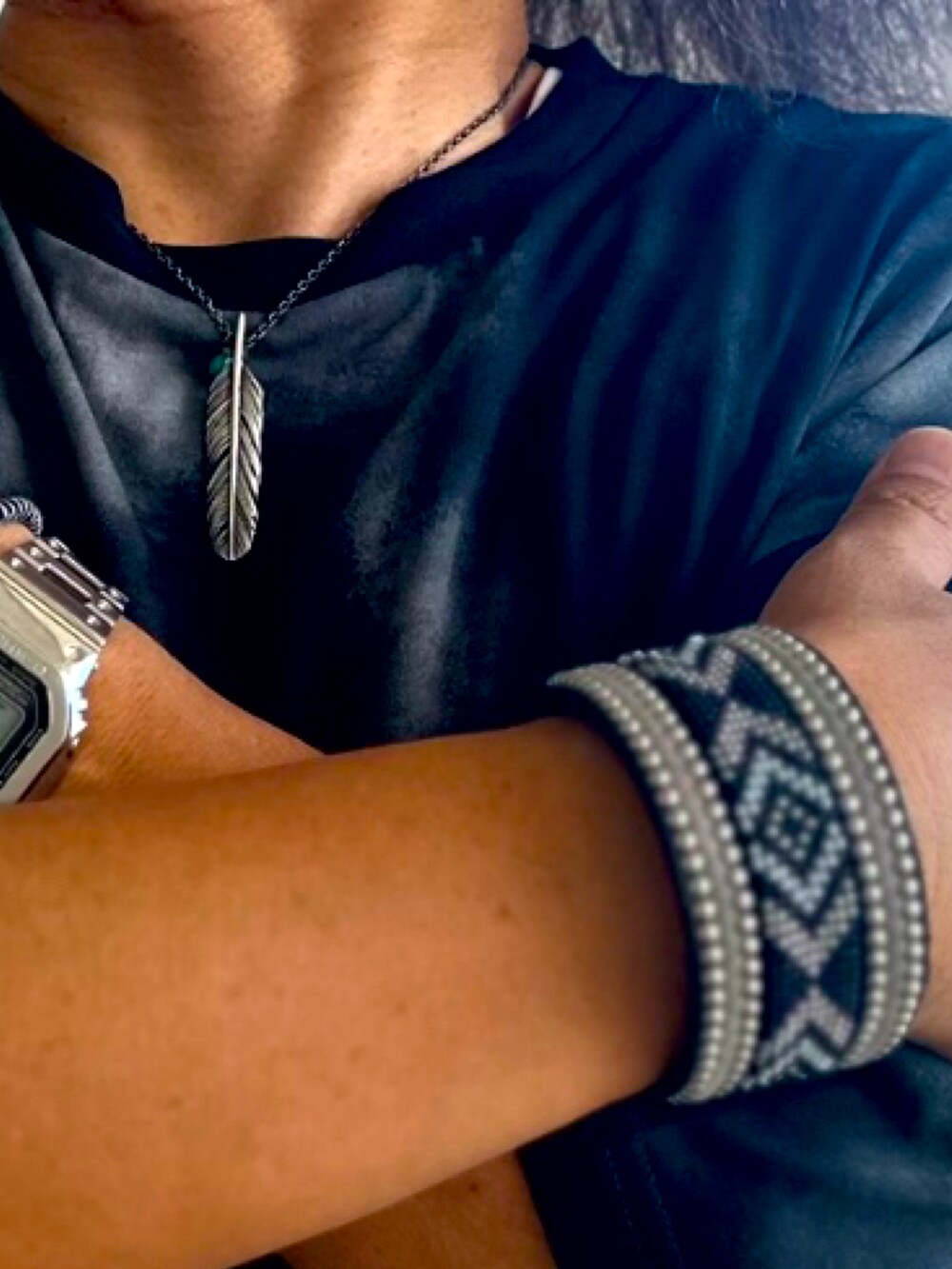 ブラック系のその他パンツ、ブラック系のサンダル、ブラック系のTシャツ/カットソーを着用したメンズの秋コーディネートの2枚目の写真