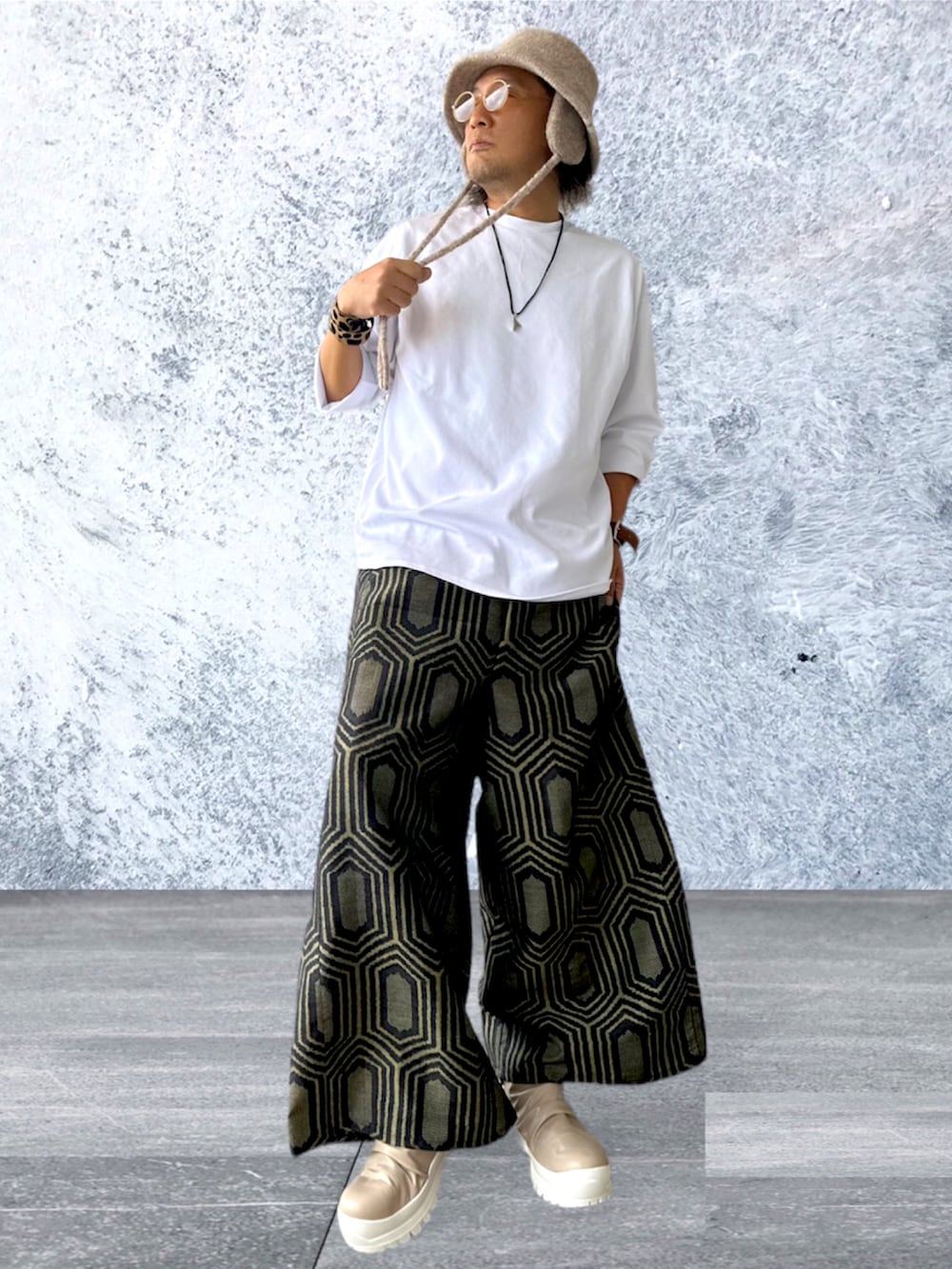 ホワイト系のTシャツ/カットソー、ブルー系のその他パンツ、ベージュ系のブーツを着用したメンズの秋コーディネートの2枚目の写真