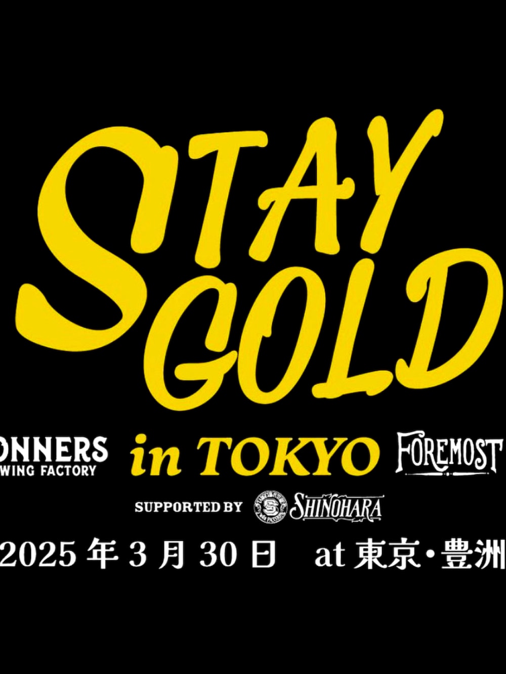 ホワイト系のTシャツ/カットソー、ベージュ系のその他パンツ、ブルー系のスニーカーを着用したメンズの春コーディネートの2枚目の写真