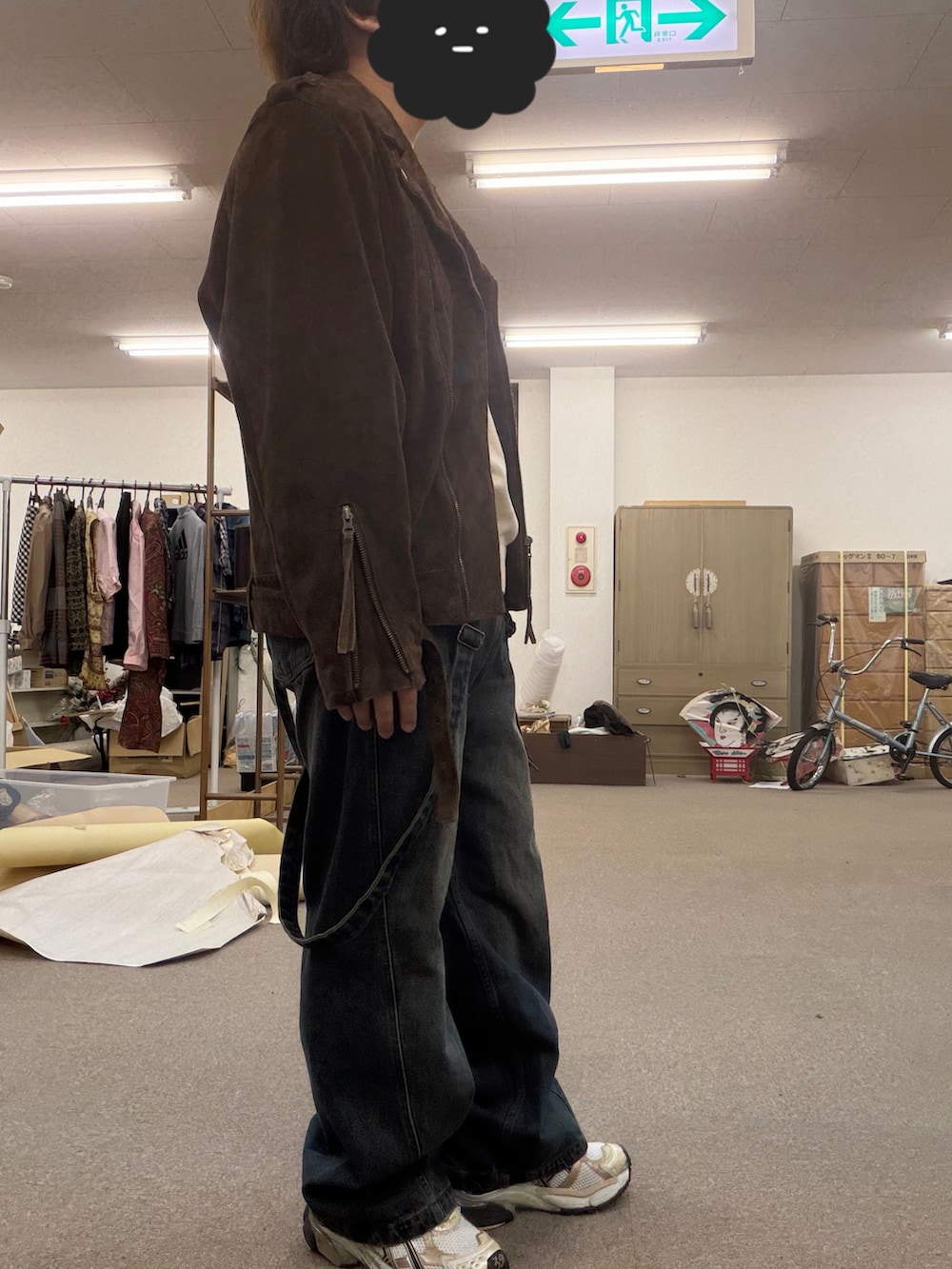 ブルー系のデニムパンツ、ベージュ系のスニーカー、ホワイト系のニット/セーターを着用したメンズの春コーディネートの2枚目の写真