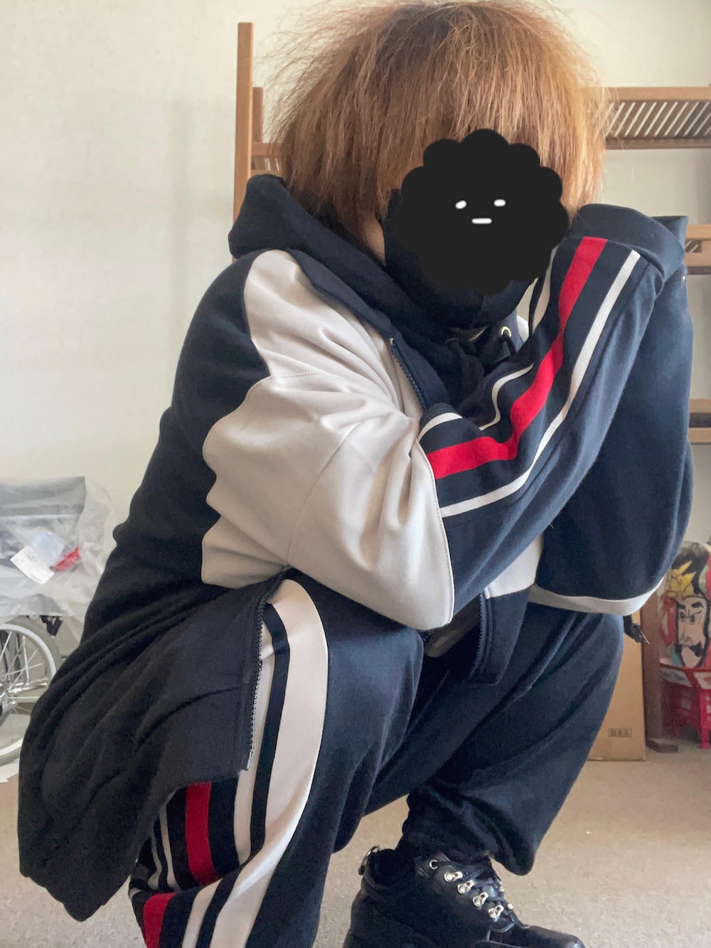 ブラック系のスウェットパンツ、ブラック系のスニーカー、ブラック系のブルゾンを着用したメンズの春コーディネートの2枚目の写真