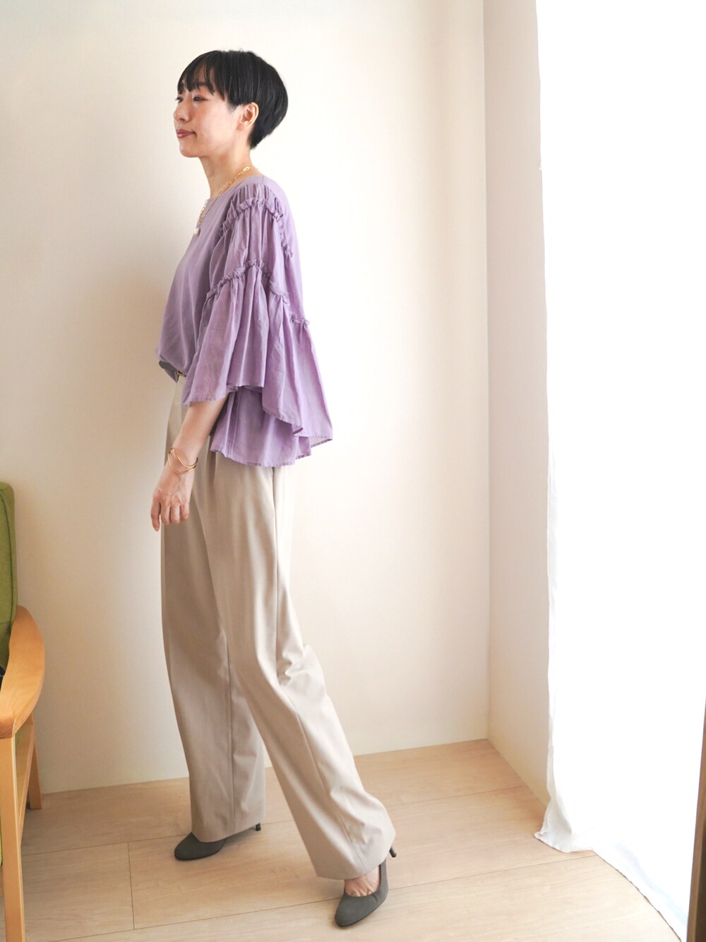 パープル系のシャツ/ブラウス、ベージュ系のスラックス、その他のバッグを着用したレディースの秋コーディネートの2枚目の写真