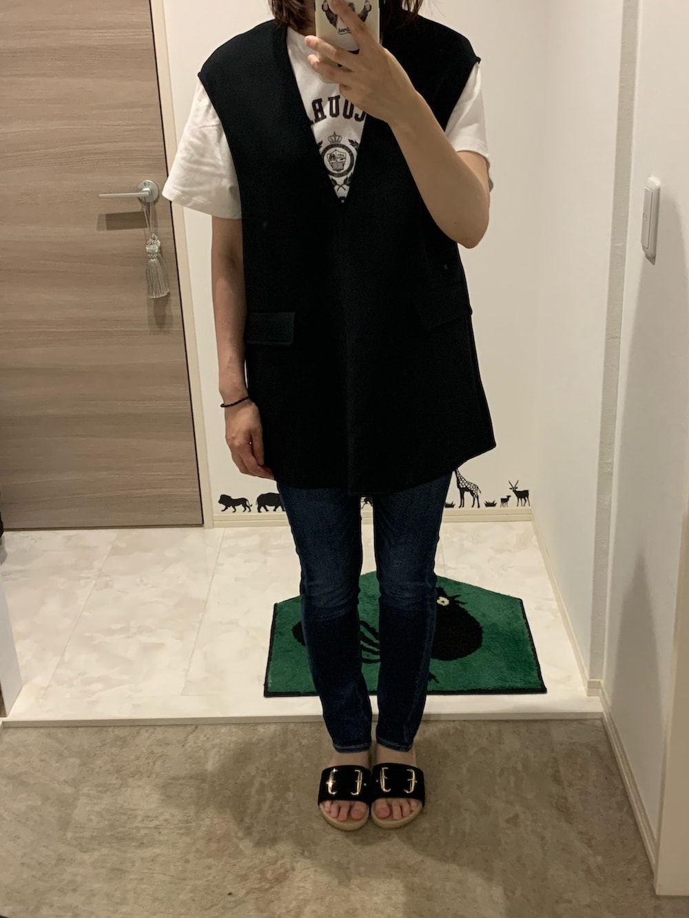 「シンプルコーデ、オトナカジュアル、休日スタイル、ベストスタイル」｜「Mila Owenのビンテージ風カレッジロゴTシャツ　ウォッシャブル/手洗い可能（Tシャツ/カットソー、ホワイト系）」を使った、yu.mさん（レディース・164cm）の夏コーディネートの2枚目の写真