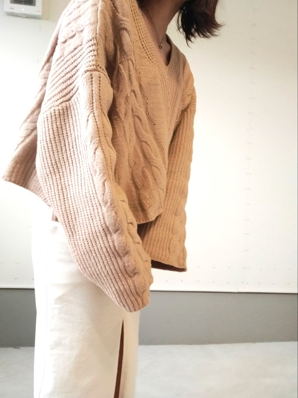 「休日コーデ、シンプルコーデ、大人カジュアル、おしゃれさんと繋がりたい、今日のコーデ、低身長女子、春服、低身長、リラックススタイル、スタイルアップ、フランス人は10着しか服を持たない」｜「MERCURYDUOのホワイトジャンパースカート（ジャンパースカート、ホワイト系）」を使った、LittleLilyさん（レディース・153cm）の春コーディネートの2枚目の写真