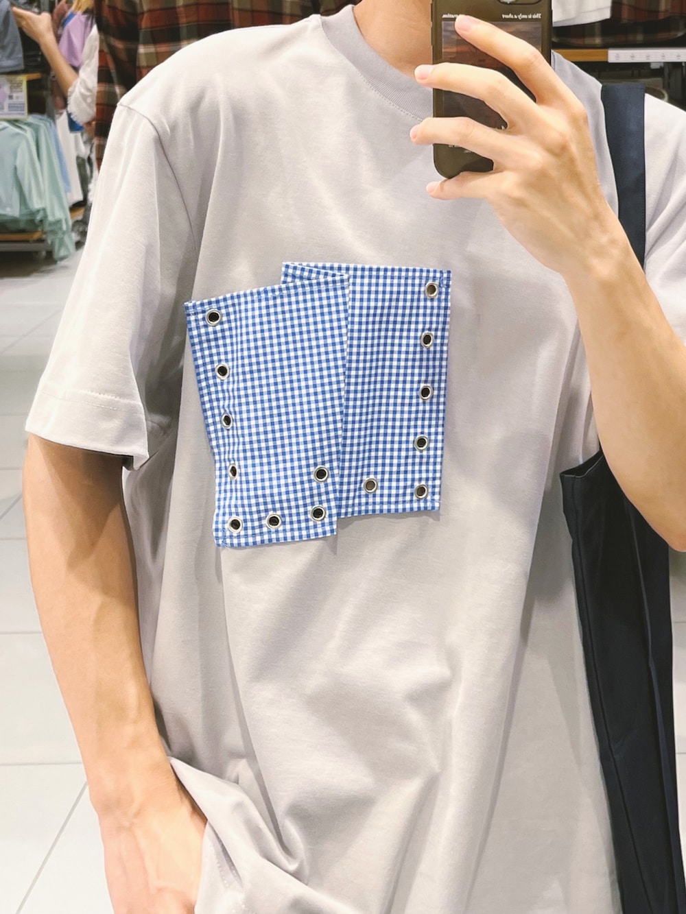 グレー系のTシャツ/カットソー、ホワイト系のスウェットパンツ、ブラック系のシューズを着用したメンズの夏コーディネートの4枚目の写真
