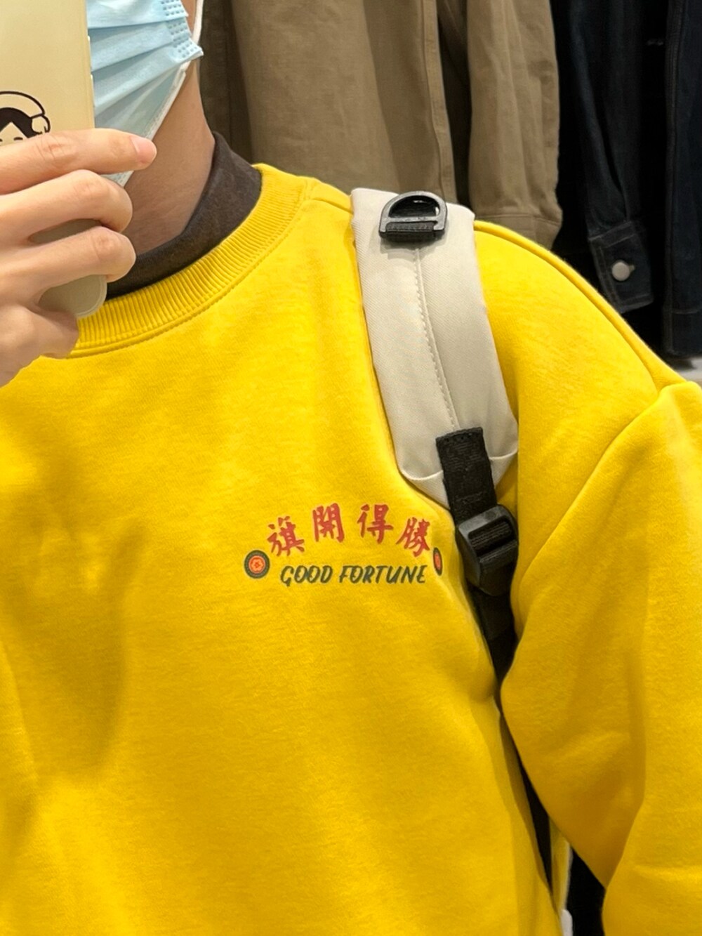 イエロー系のブーツを着用したメンズの冬コーディネートの2枚目の写真