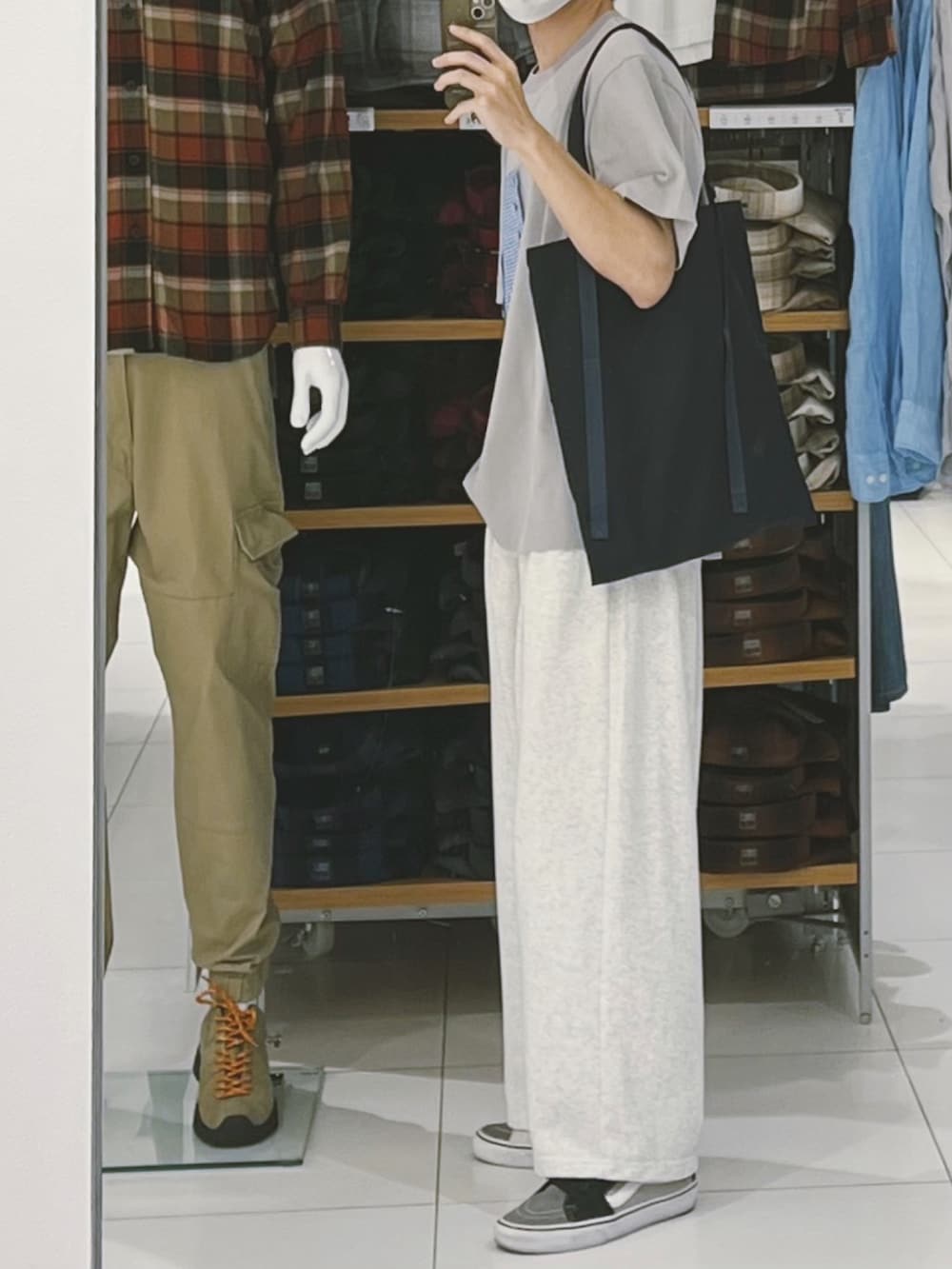 グレー系のTシャツ/カットソー、ホワイト系のスウェットパンツ、ブラック系のシューズを着用したメンズの夏コーディネートの3枚目の写真