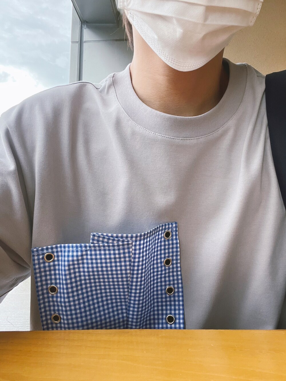 グレー系のTシャツ/カットソー、ホワイト系のスウェットパンツ、ブラック系のシューズを着用したメンズの夏コーディネートの5枚目の写真