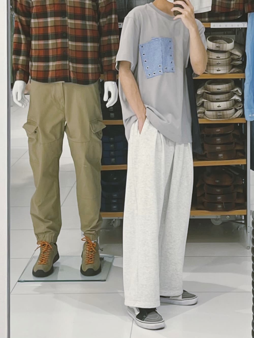 グレー系のTシャツ/カットソー、ホワイト系のスウェットパンツ、ブラック系のシューズを着用したメンズの夏コーディネートの2枚目の写真