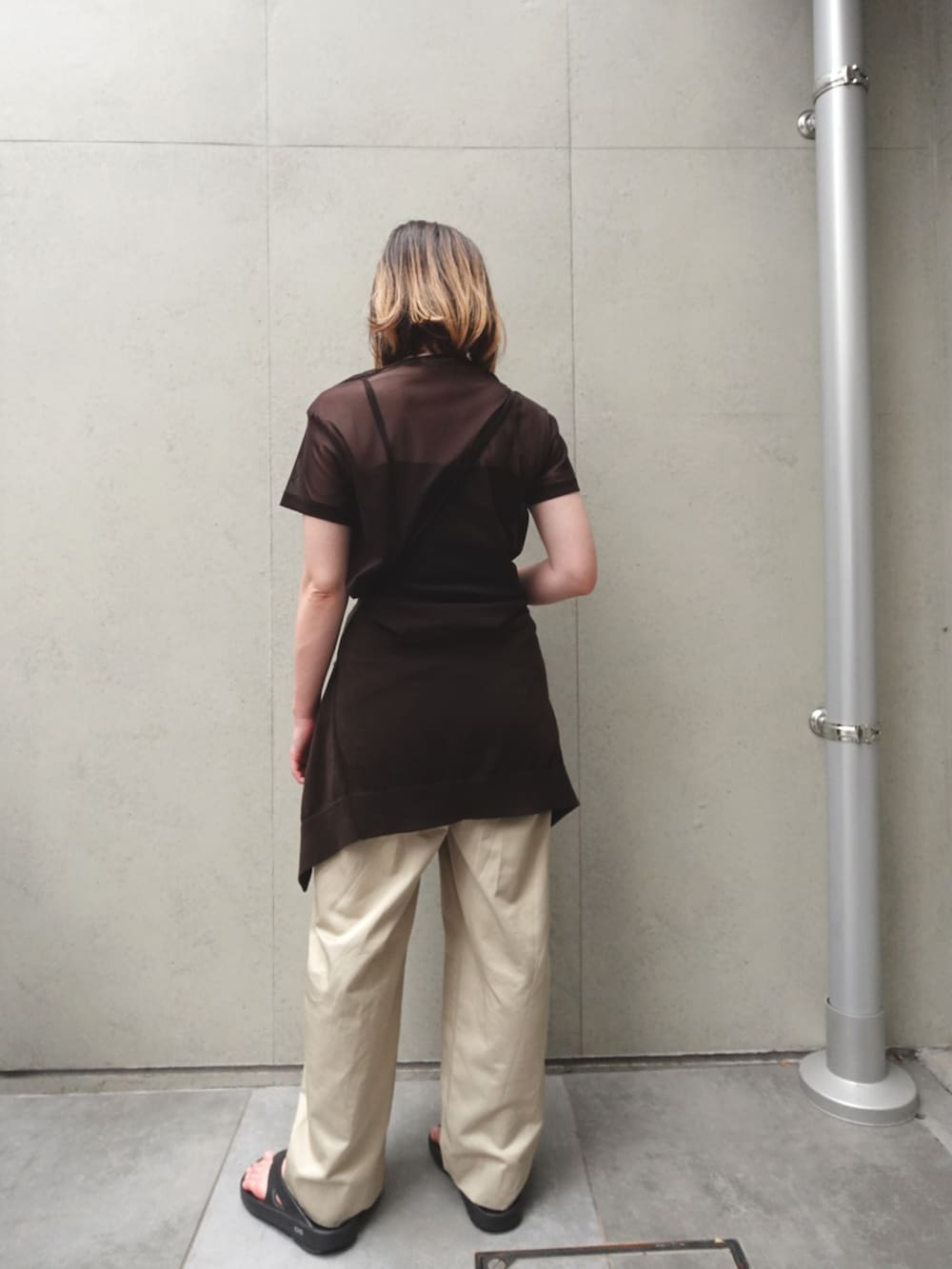 ベージュ系のその他パンツ、ブラウン系のTシャツ/カットソー、ブラック系のショルダーバッグを着用したレディースの夏コーディネートの2枚目の写真