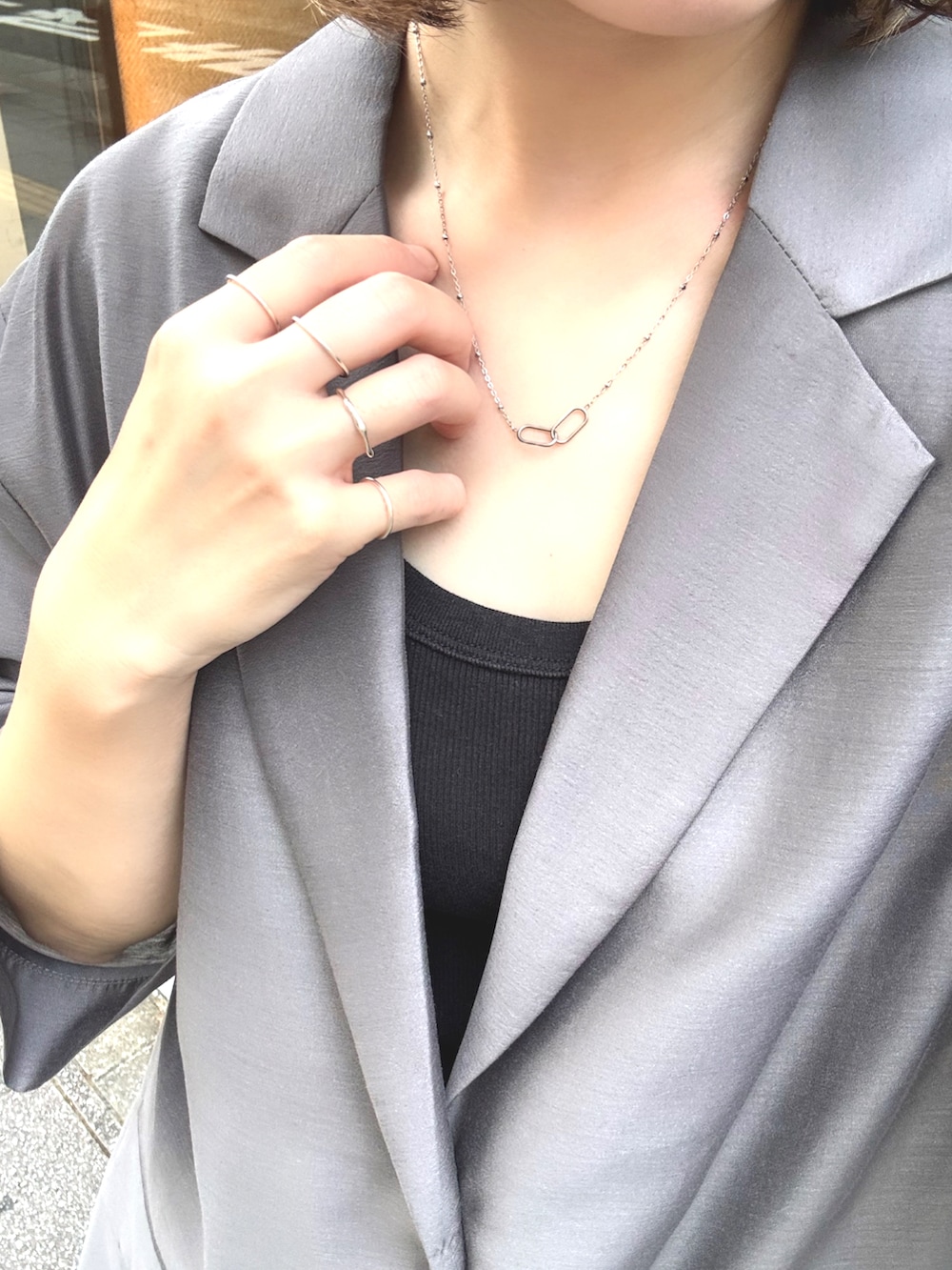 ホワイト系のその他パンツ、グレー系のその他アウター、ブラック系のハンドバッグを着用したレディースの夏コーディネートの3枚目の写真