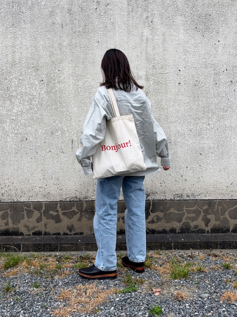 グリーン系のシャツ/ブラウス、ブルー系のデニムパンツを着用したレディースの春コーディネートの2枚目の写真