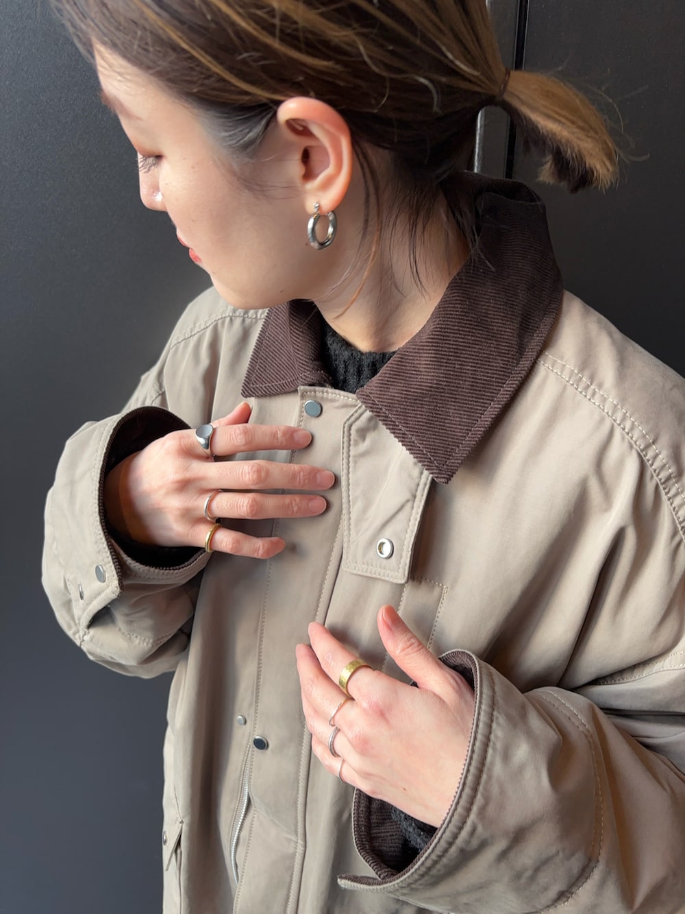 グリーン系のブルゾン、ブラウン系のスニーカーを着用したレディースの冬コーディネートの3枚目の写真