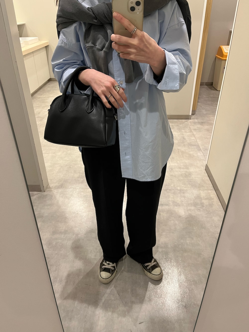 グレー系のスウェット、ブラック系のその他パンツを着用したレディースの春コーディネートの2枚目の写真