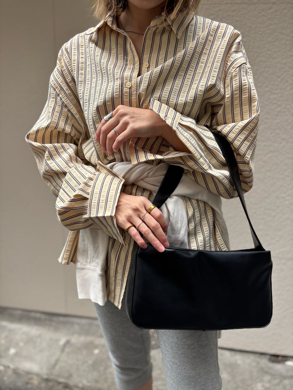 イエロー系のシャツ/ブラウス、グレー系のその他パンツ、ブラック系のショルダーバッグを着用したレディースの秋コーディネートの3枚目の写真