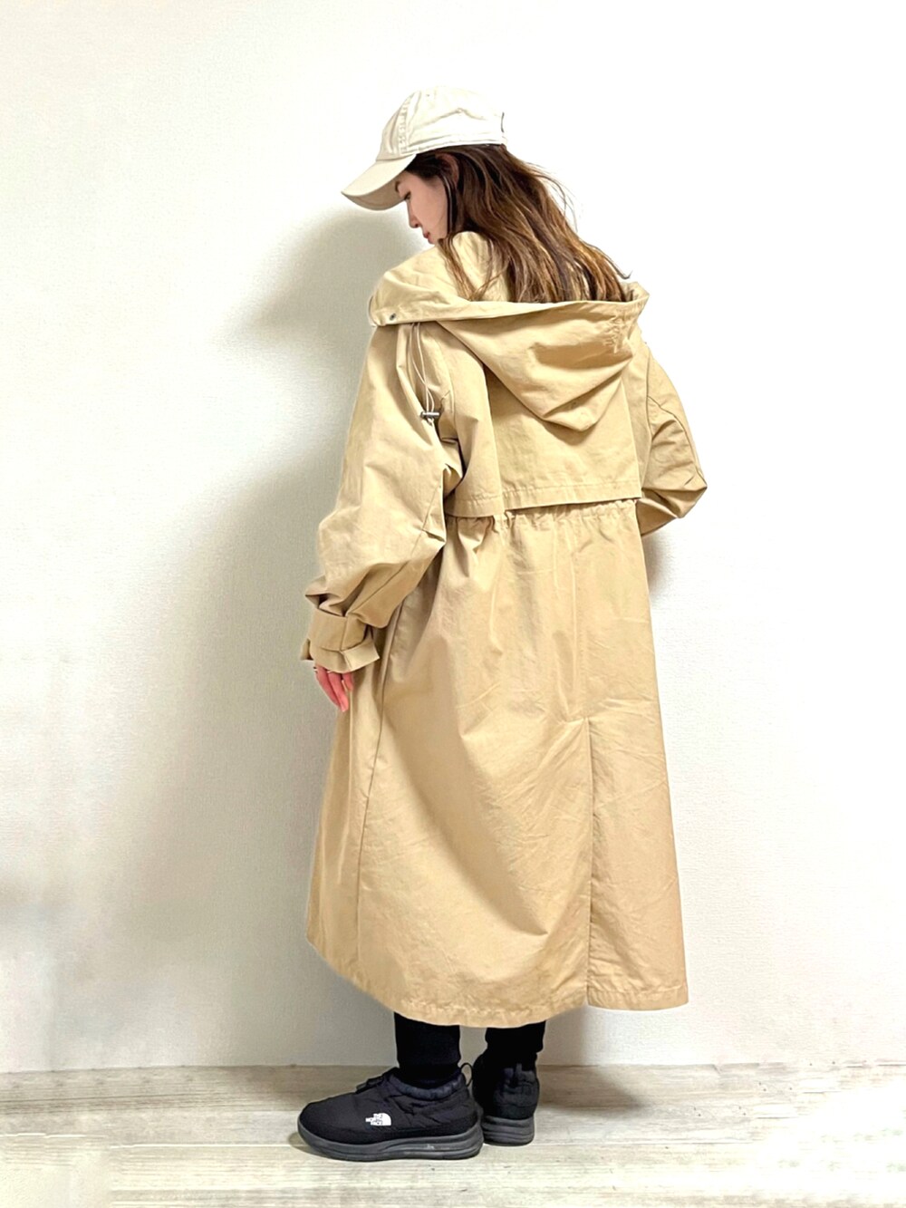 ブラック系のパンツ、ベージュ系のビジネスシャツ、ベージュ系のその他アウターを着用したレディースの秋コーディネートの2枚目の写真