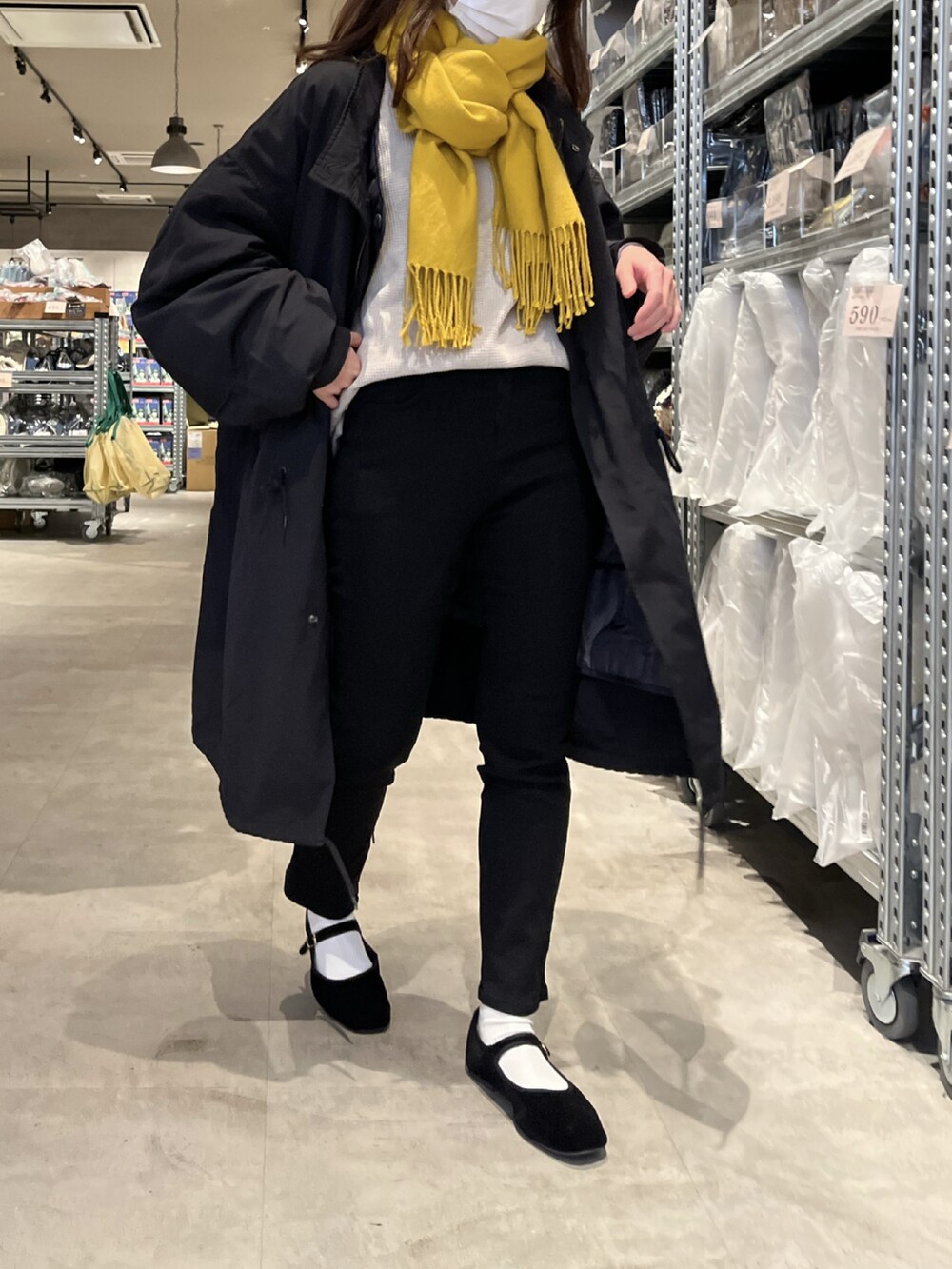 レッド系のトートバッグ、ブラック系のモッズコート、ブラック系のその他パンツを着用したレディースの冬コーディネートの2枚目の写真