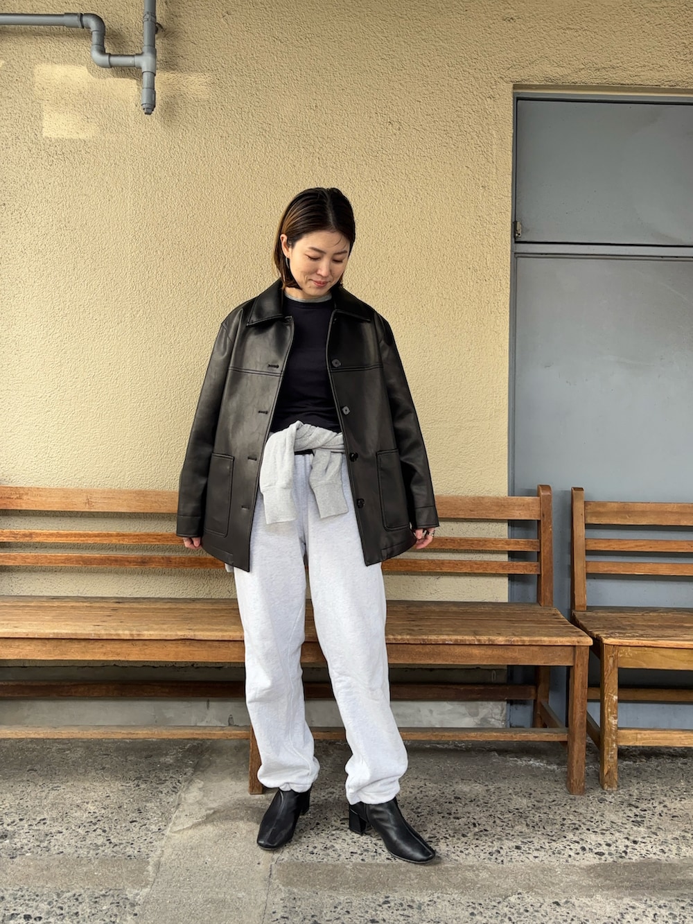 グレー系のその他パンツ、ブラック系のカバーオール、ブルー系のTシャツ/カットソーを着用したレディースの春コーディネートの2枚目の写真