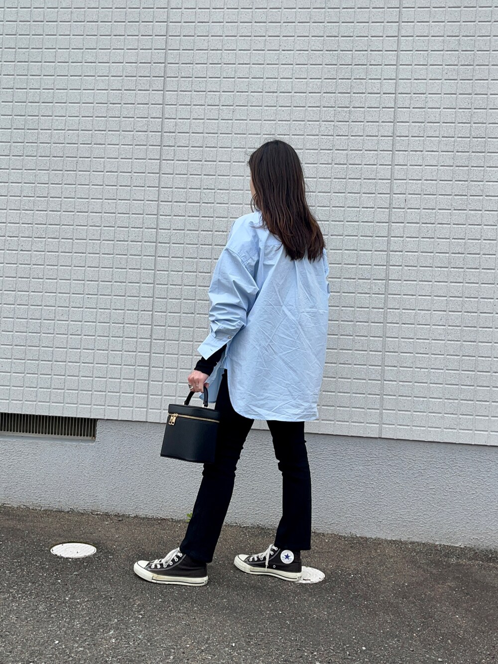 ブラック系のショルダーバッグ、ブラック系のその他パンツ、ホワイト系のニット/セーターを着用したレディースの冬コーディネートの2枚目の写真