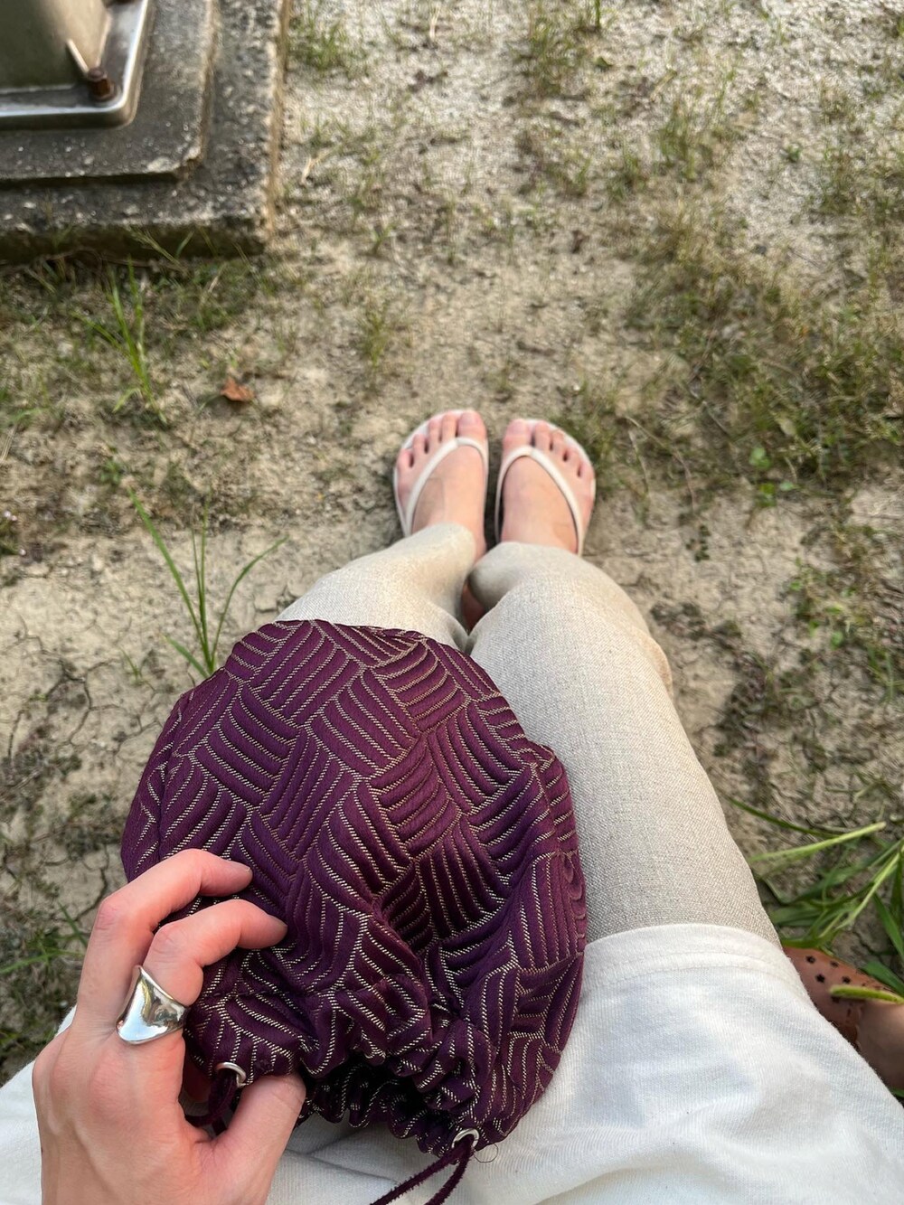 ベージュ系のその他パンツ、ベージュ系のTシャツ/カットソー、ベージュ系のサンダルを着用したレディースの秋コーディネートの3枚目の写真