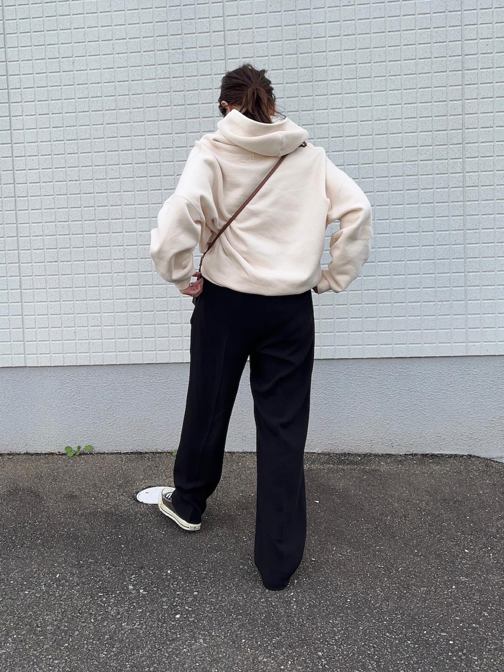 ブラック系のその他パンツ、ホワイト系のニット/セーターを着用したレディースの冬コーディネートの2枚目の写真