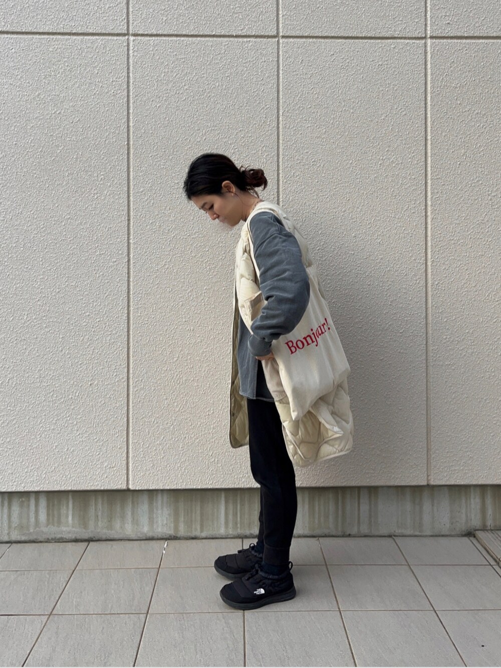 ホワイト系のその他アウター、グレー系のスウェット、ブラック系のスウェットパンツを着用したレディースの冬コーディネートの2枚目の写真