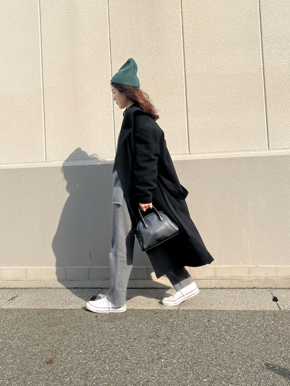 グレー系のスウェット、グレー系のその他パンツ、ホワイト系のスニーカーを着用したレディースの冬コーディネートの2枚目の写真