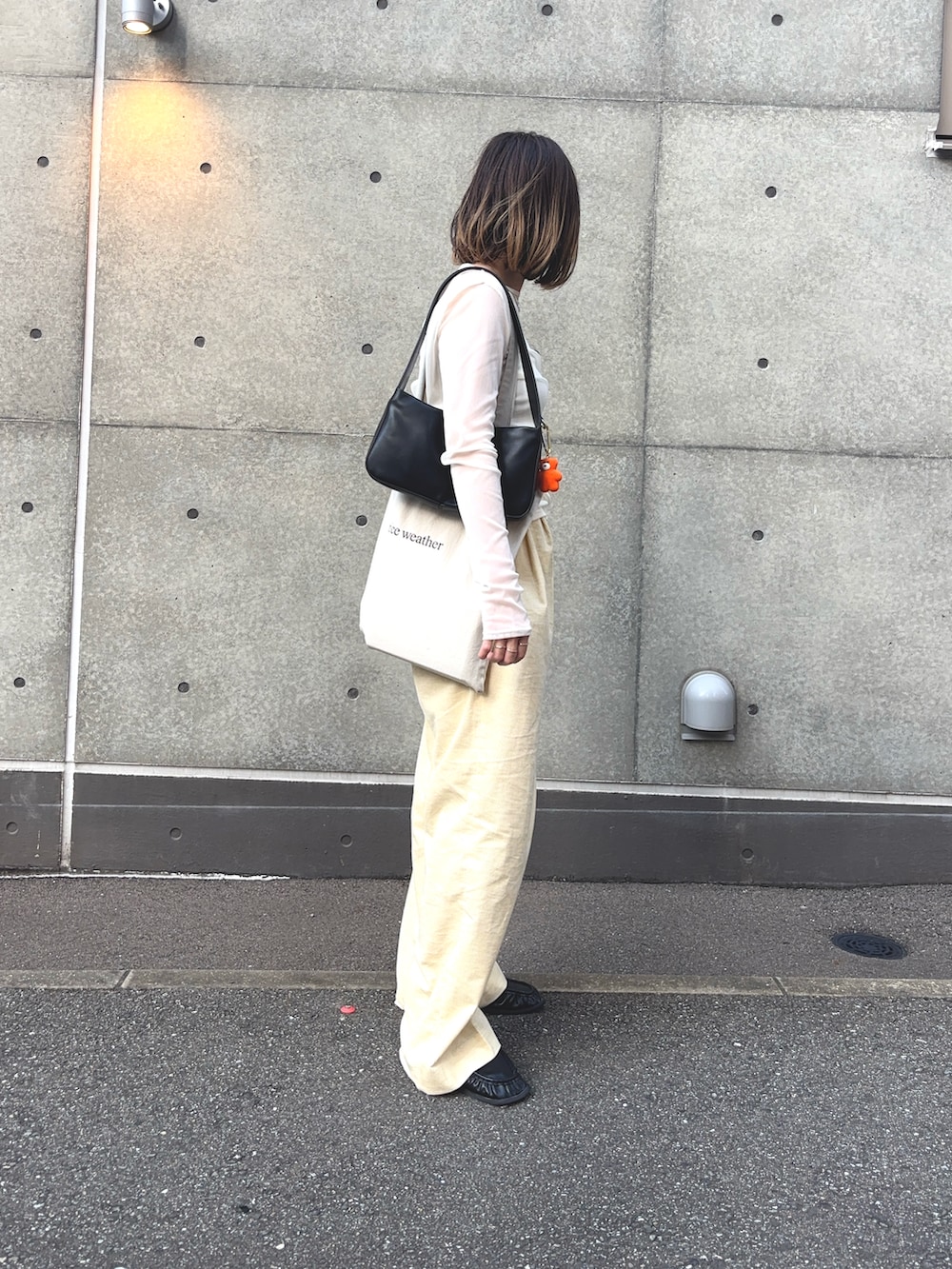 ホワイト系のTシャツ/カットソー、イエロー系のその他パンツ、ブラック系のローファーを着用したレディースの秋コーディネートの2枚目の写真
