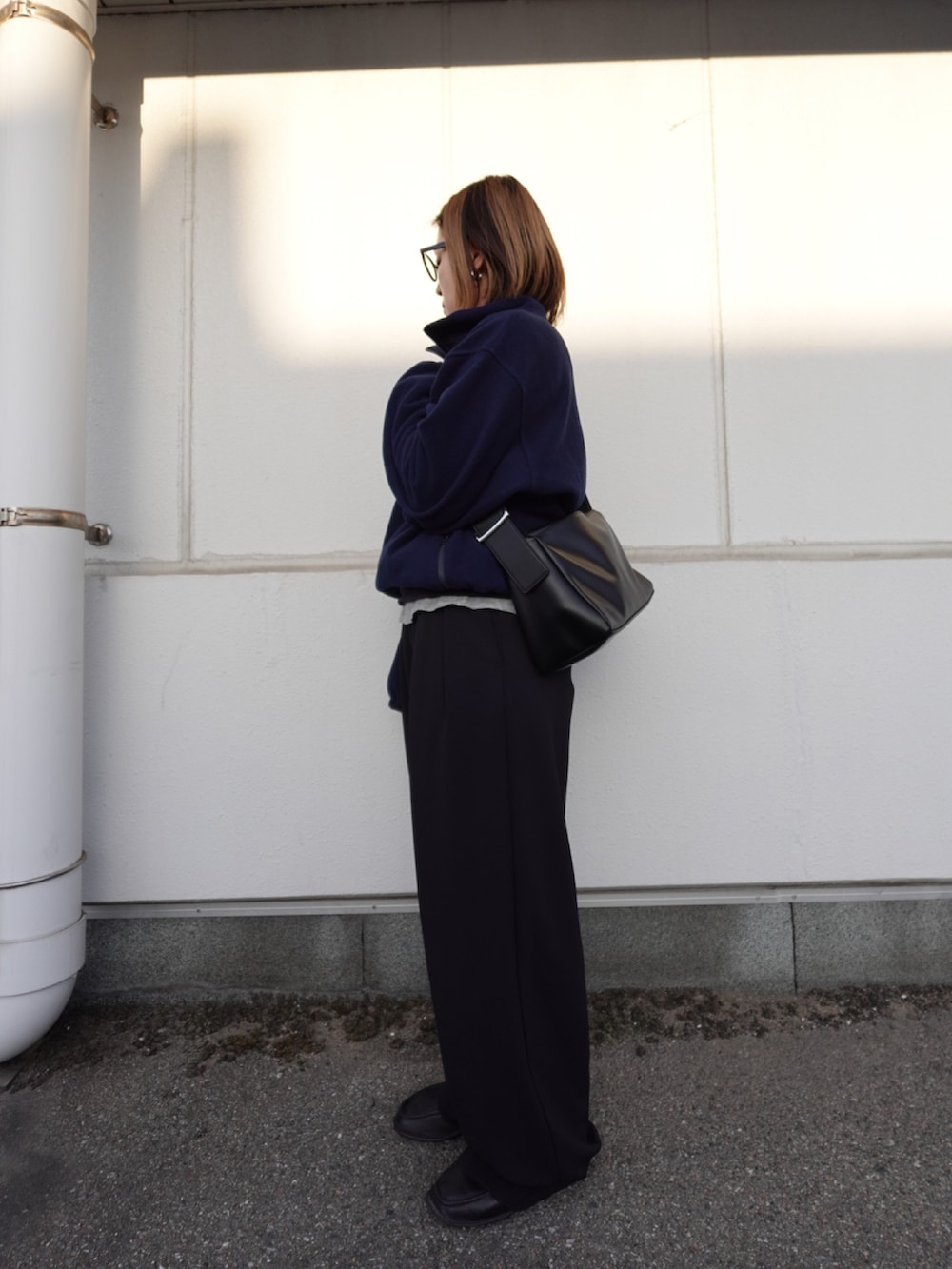 ブルー系のその他トップス、ブラック系のその他パンツ、ブラック系のモカシン/デッキシューズを着用したレディースの冬コーディネートの2枚目の写真